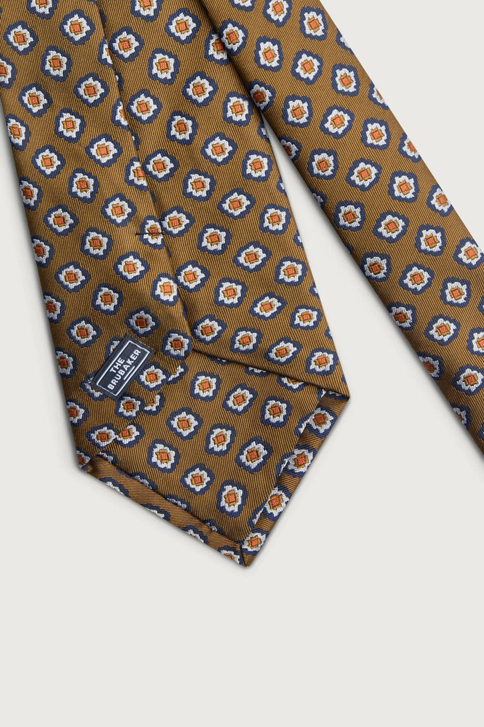 The Silk Tie Ocre Figuras