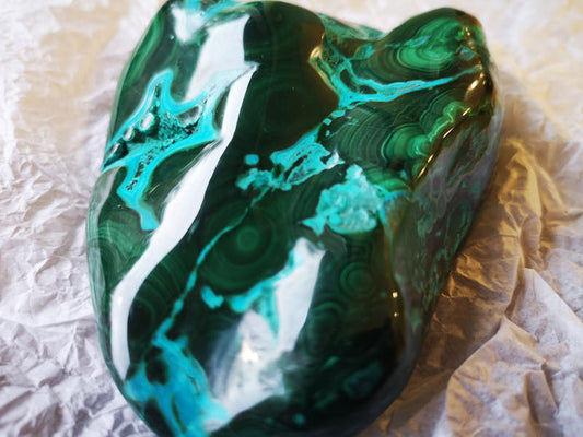 Earthstore® Large Malachite & Chrysocolla Freeform display (470g 112x85x38mm