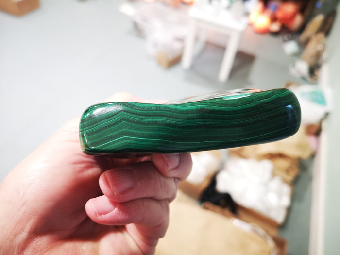 Earthstore® Malachite Freeform display (535g 105x98x58mm) Namibia