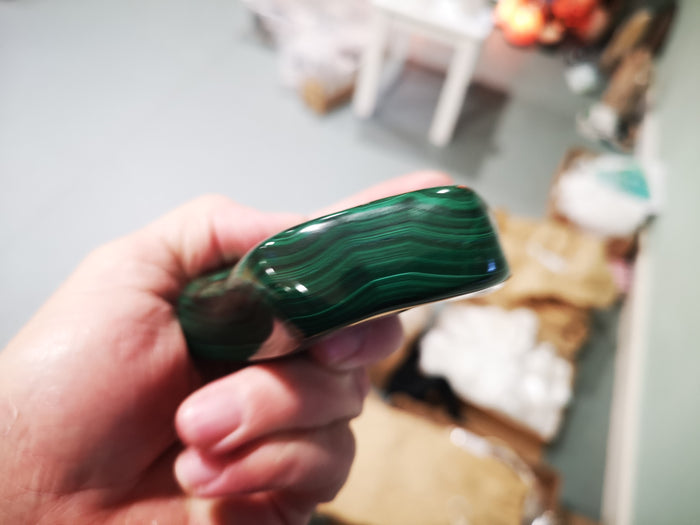 Earthstore® Malachite Freeform display (535g 105x98x58mm) Namibia